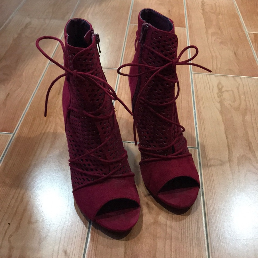 Burgundy/Red Size 10 in new condition heels.